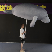 Marionnette gonflable de dugong sur mesure pour spectacle de rue en extérieur
