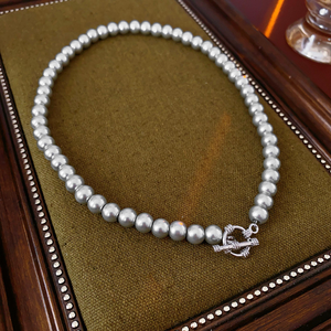 قلادة نسائية أنيقة للعروس، مجوهرات بسيطة دائرية من اللؤلؤ الصناعي الرمادي 8 مم، قلادة للسيدات كهدية زفاف - Product Image 6