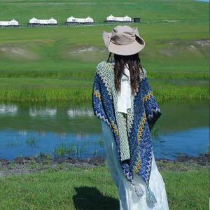 Châle évidé d'inspiration vintage pour les femmes à porter comme cape ou écharpe pendant les mois les plus froids - Product Image 2