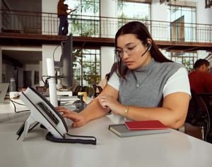 Casque Bluetooth Poly <span class=keywords><strong>Voyager</strong></span> <span class=keywords><strong>Legend</strong></span> 50, casque sans fil à une seule oreille avec 4 micros à réduction de bruit AI, technologie WindSmart - Product Image 3