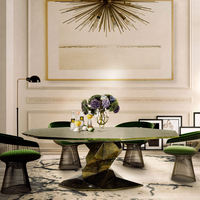 Table à manger au design moderne avec des lignes audacieuses et une forme facetée unique, idéale pour appartement ou villa, en acier inoxydable.