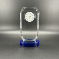 Coupe en verre optique bleu à pointe taillée en forme de gemme avec base bleue, trophée en verre, cadeaux