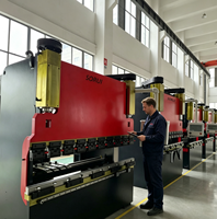 Presse CNC synchronisée entièrement automatique SRP3013 300KN 1300mm avec moteur servo 17KW contrôlé par PLC pour aluminium, acier et acier inoxydable