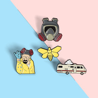 Petite broche en métal plaqué or personnage de dessin animé film méchant abeille masque pour les occasions d'anniversaire en gros accessoire Badge