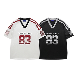 เสื้อยืดพิมพ์ลายทางสไตล์อเมริกัน ผ้าโพลีเอสเตอร์ 100% ระบายอากาศได้ดี สำหรับผู้ชาย ทรงวินเทจ โอเวอร์ไซส์ คู่รัก ใส่เล่นกีฬา คอวี - Product Image 3