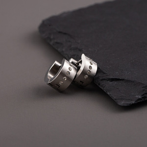 ต่างหูฮักกี้ ไทเทเนียมสตีล ขอบกว้าง ประดับเพชร ต่างหูห่วงแฟชั่นสำหรับผู้ชาย ดีไซน์ทรงเรขาคณิต สำหรับสวมใส่ในชีวิตประจำวัน - Product Image 4