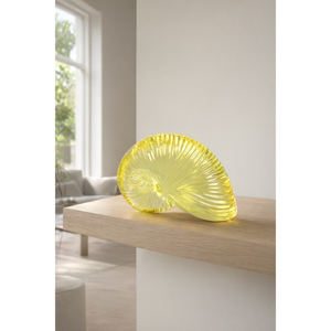 Sculpture personnalisée en résine transparente jaune en forme de coquille d'escargot pour la décoration d'étagères et de tables à la maison - Product Image 3