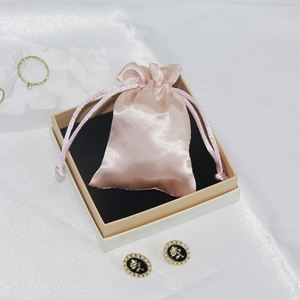 Sac à poussière pour extensions de cheveux en satin blanc avec logo personnalisé imprimé, sac de luxe à cordon pour vêtements et lingerie, pochette d'emballage en satin de soie - Product Image 3