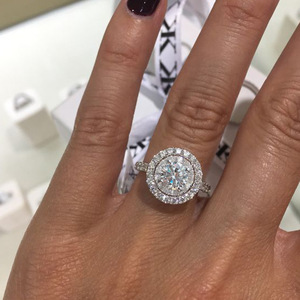 Anello di fidanzamento da donna in oro bianco con diamante taglio brillante rotondo naturale colore D, design a halo - Product Image 1