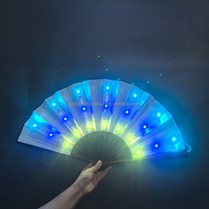Ventilador <span class=keywords><strong>de</strong></span> <span class=keywords><strong>mano</strong></span> <span class=keywords><strong>de</strong></span> tela <span class=keywords><strong>de</strong></span> madera plegable <span class=keywords><strong>de</strong></span> diseño novedoso con brillo LED <span class=keywords><strong>de</strong></span> diferentes colores para baile <span class=keywords><strong>de</strong></span> salón <span class=keywords><strong>de</strong></span> club nocturno para Bodas <span class=keywords><strong>de</strong></span> Navidad - Product Image 1