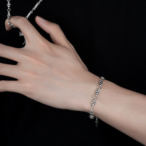 <span class=keywords><strong>Set</strong></span> di <span class=keywords><strong>Bracciale</strong></span> <span class=keywords><strong>e</strong></span> <span class=keywords><strong>Collana</strong></span> in Stile Retrò Europeo per <span class=keywords><strong>Uomo</strong></span> <span class=keywords><strong>e</strong></span> Donna, in Lega con Diamanti <span class=keywords><strong>e</strong></span> Croce, Design Chic Retrò Cromato - Product Image 3