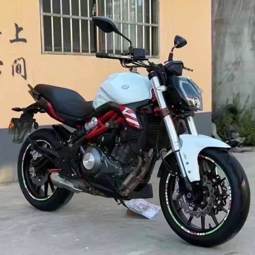Используемые мотоциклы: Benelli Huanglong 300 Sportbike, 300cc Streetbike, гоночный мотоцикл