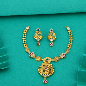 Elegante conjunto de collar de oro con motivos florales y detalles de piedras preciosas, combinado con pendientes a juego, joyería tradicional refinada. - Product Image 1