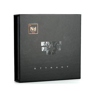 กล่องของขวัญบรรจุภัณฑ์สำหรับเสื้อผ้า น้ำหอม เครื่องสำอาง ของ Matt White พร้อมโลโก้พิมพ์ฟอยล์ทอง กล่องช้อปปิ้งมีฝาปิดแบบแม่เหล็ก กล่องขนาดเล็ก - Product Image 2