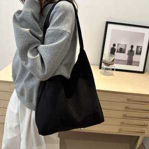 กระเป๋าผ้ากำมะหยี่แฟชั่นใหม่ปี 2026 กระเป๋าสะพายไหล่ผู้หญิงทรงย้อนยุค ความจุเยอะ เหมาะสำหรับการเดินทาง - Product Image 3