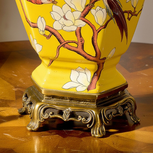 Jarrón de Cerámica con Asa de Latón Regal, Jarrón Decorativo de Porcelana con Diseño Floral Amarillo, Recipiente Floral para Penthouse de Lujo - Product Image 6