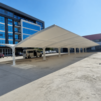 Abri de voiture à structure membranaire résistant aux UV, auvent extérieur en tissu PVDF durable, abri de stationnement extérieur résistant aux vents forts
