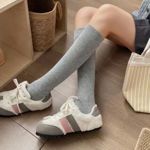 Jingwen OEM Stapel Sokken Chaussettes en coton de couleur unie, minces et mignonnes, de style universitaire, chaudes, aux genoux pour femmes, automne - Product Image 5