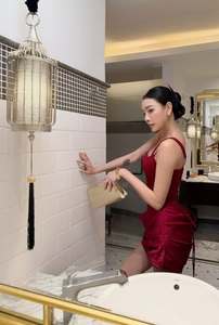 เดรสสั้นรัดรูปเซ็กซี่สำหรับงานปาร์ตี้ค็อกเทล แบบ OEM สั่งทำได้  สำหรับผู้หญิง ดีไซน์หรูหรา สีแดงเบอร์กันดี คอเหลี่ยม ผ้าซาตินรัดรูป สายเดี่ยวเส้นเล็ก - Product Image 6