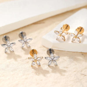 Joyería de Moda para Mujer Getta, Piercing Corporal de Titanio ASTM F136, Flor de Titanio, Labret Plano, Arete de Zirconia Chapado en Oro - Product Image 5