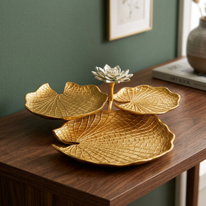 Plateau décoratif en métal doré en forme de lotus, plateau de service inspiré des feuilles, plateau irrégulier plaqué pour la décoration de table de fête ou de mariage - Product Image 1