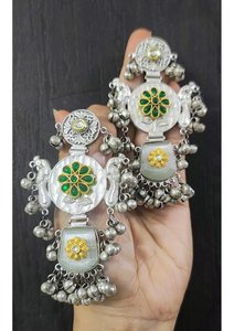 Pendientes Jhumka de Diseño en Dos Tonos con Pedrería de Primera Calidad y Detalles Tradicionales de Ghungroo, Joyería de Moda para Mujeres y Niñas - Product Image 3