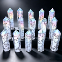 Vente en gros de tours de cristal Howlite Aura électroplaquées, à veine noire naturelle et pointe arc-en-ciel, pour la décoration intérieure