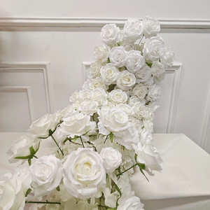 Ghirlanda di rose artificiali bianche, perfetta per matrimoni, feste o decorazioni per la casa. Eleganza e bellezza duratura - Product Image 2