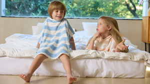 منشفة حمام مخصصة للأطفال مطبوعة ماصة من القطن للأطفال بغطاء للرأس مع شعار - Product Image 3