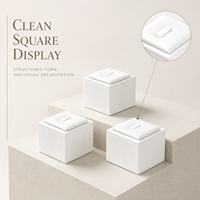 Présentoir carré blanc pour bagues - Cube de présentation incliné en velours pour bijouterie et comptoir de vente au détail