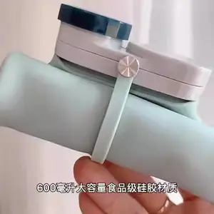 Venta al por mayor de diseño creativo personalizado plegable sin BPA silicona suave sensación de la mano bebiendo deporte botella de agua