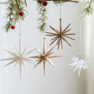 Ornements d'arbre en forme d'étoiles scintillantes dorées, argentées et blanches, boules pointues brillantes assorties avec cordon de suspension - Product Image 1