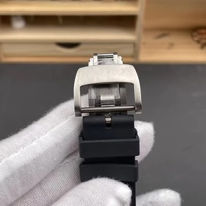 Reloj Mecánico Automático con Caja de Fibra de Carbono Blanca y Negra Asimétrica Única, Esfera Esqueleto, Correa de Goma Negra, Deportivo, Resistente al Agua - Product Image 5