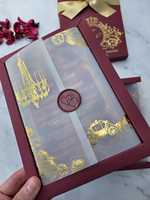 Invitation de mariage personnalisée en plexi doré avec pétales rouges, feuille d'or acrylique et papier vélin personnalisé avec ruban