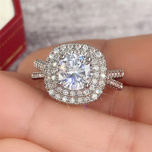 Anello da Donna Placcato in Rodio con Zirconia Cubica Rotonda Otto Cuori Otto Frecce, Fascia di Fidanzamento Micro-Pavé in Stile Classico - Product Image 2