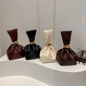 Sac seau pour femme en PU plissé rétro avec fermeture à glissière, grande capacité, design minimaliste chic, nouvelle arrivée - Product Image 4