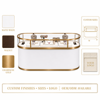 Vitrine de présentation de bijoux incurvée, minimaliste, dorée, couleur personnalisable, en métal et verre, pour magasin de luxe, centre commercial, vente en gros