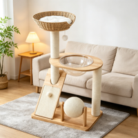 Arbre à chat ScratchBasket 94 cm en bois d'hévéa avec panier-lit en rotin tressé à la main, bol-capsule en acrylique transparent, griffoir incliné en sisal