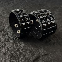 Bracelet carré noir à rivets style punk pour homme, idéal pour la danse urbaine et les fêtes