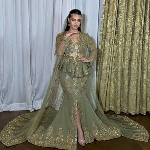 Robe de mariée traditionnelle verte brodée, longue jusqu'au sol, pour femme, style ajusté en soie avec voile et accents dorés - Product Image 1