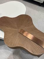 Table basse en bois massif style nuage crème à plateau irrégulier en dalle de roche, design haut de gamme pour salon, usage domestique