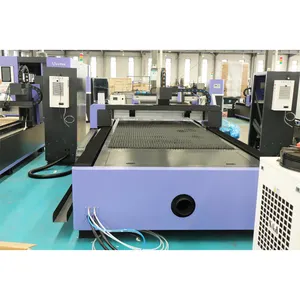 Machine de découpe laser à fibre 1500W 2000W 3000W Source laser pour couper la machine en acier 1530 3015