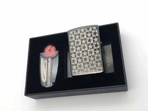 Encendedor de Cigarrillos de Metal Premium Personalizado con Diseño a Cuadros de Estrellas Urbanas y Modernas, Grabado en Toda la Superficie - Product Image 4