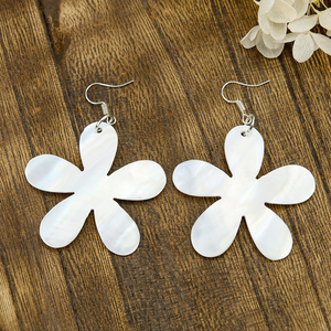 48mm naturale madreperla <span class=keywords><strong>orecchini</strong></span> pendenti alla moda <span class=keywords><strong>con</strong></span> conchiglia di fiori ciondolo in metallo all'uncinetto gioielli per feste regali - Product Image 4
