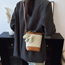 Bolso de Hombro en Forma de Cubo de PU para Mujer, Diseño Único con Letras, Correa Cruzada, Versátil y Moderno para Uso Diario, Forro de Poliéster - Product Image 5