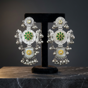 Boucles d'oreilles Jhumka tendance en laiton plaqué argent, faites à la main, avec pierres Kundan pastel Monalisa et perles, bijoux ethniques indiens de caractère - Product Image 2
