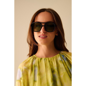 Occhiali da sole con montatura nera e lenti verdi - Product Image 2