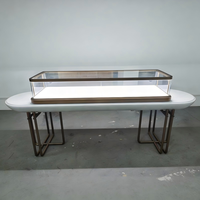 Vitrine de présentation de bijoux elliptique de luxe, aménagement de boutique, comptoir de table minimaliste en laiton, solution LED pour l'ensemble de la boutique