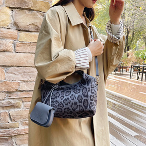 Bolso bandolera de alto <span class=keywords><strong>nivel</strong></span> de apariencia para mujer, nueva moda, de gamuza de leopardo Vintage bandolera, paquete de bolso de cubo de estilo extranjero - Product Image 4