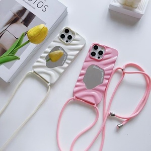 Nouvelle arrivée : Coque de télé<span class=keywords><strong>phone</strong></span> souple en TPU effet vaguelette avec miroir brillant pour iPhone 16 Pro - Product Image 1